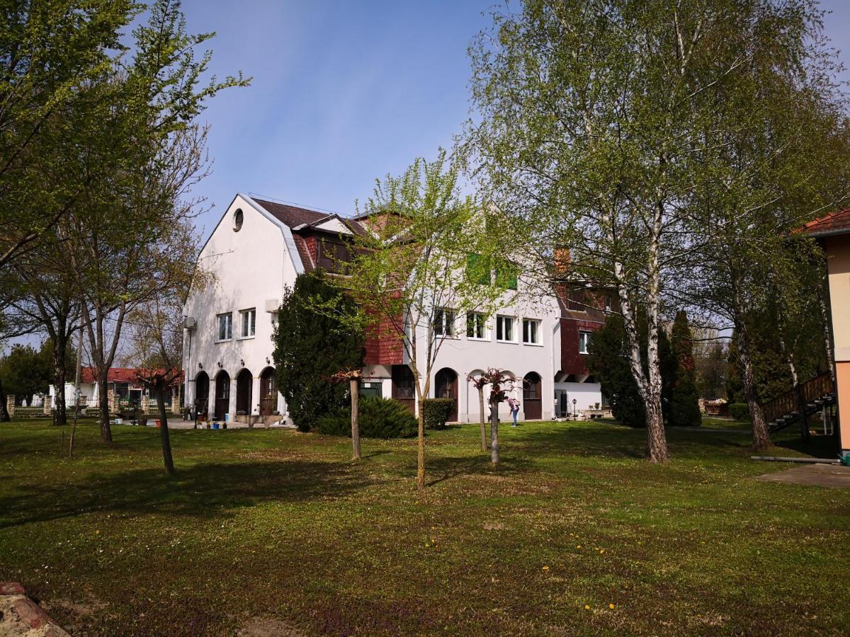 Laguna Panzio Gardony Exterior photo