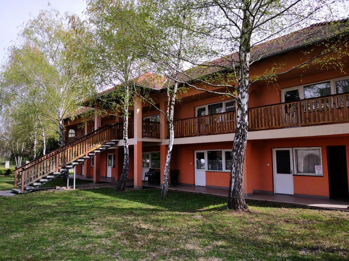 Laguna Panzio Gardony Exterior photo