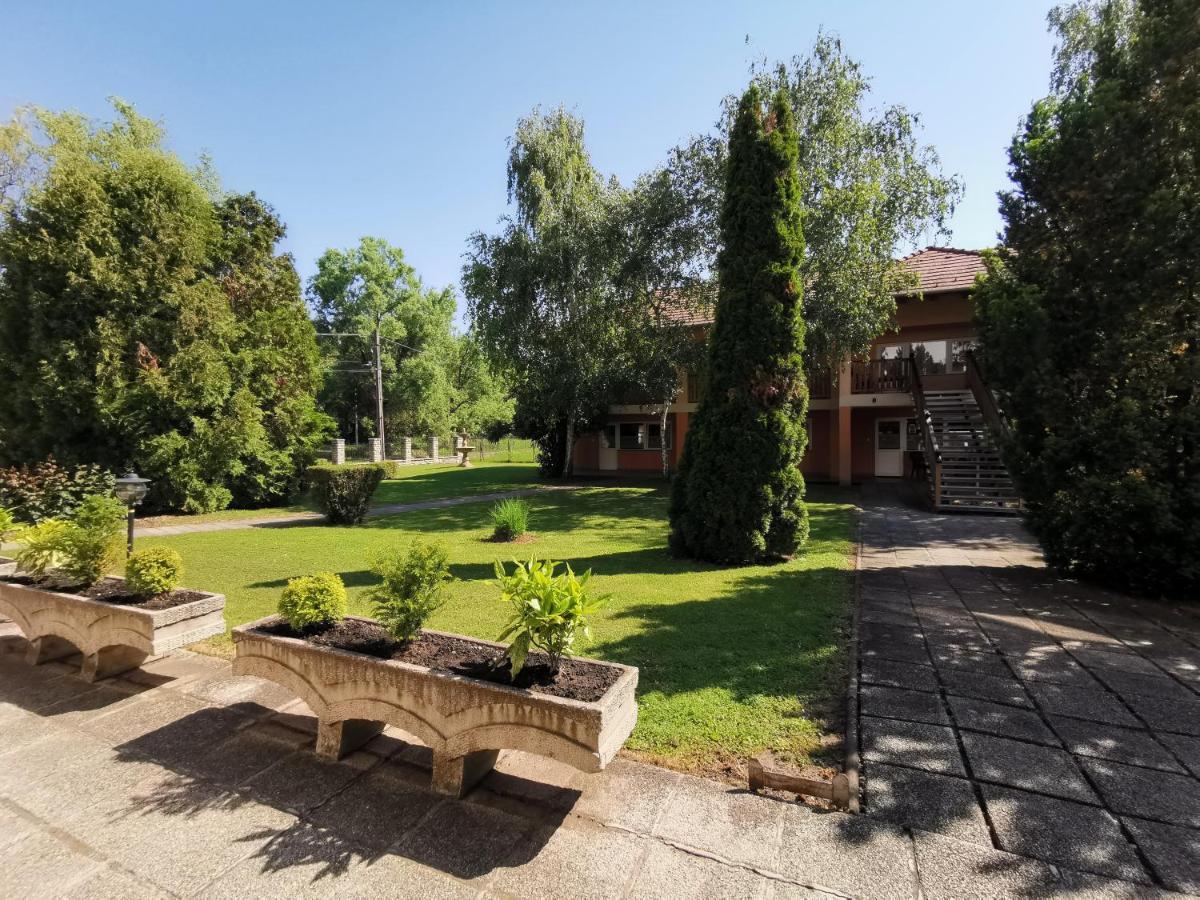 Laguna Panzio Gardony Exterior photo